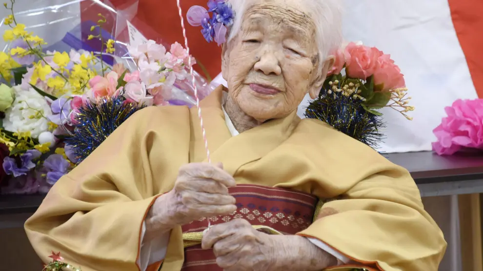 Kane Tanaka, born in 1903, smiles as a nursing home celebrates three days after her 117th birthday in Fukuoka, Japan, in this photo taken by Kyodo January 5, 2020. Mandatory credit Kyodo/via REUTERS ATTENTION EDITORS - THIS IMAGE WAS PROVIDED BY A THIRD PARTY. MANDATORY CREDIT. JAPAN OUT. NO COMMERCIAL OR EDITORIAL SALES IN JAPAN. [[[REUTERS VOCENTO]]] GUINNESS-RECORD/JAPAN