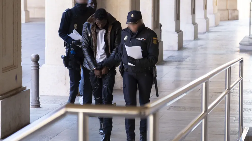Uno de los detenidos a su entrada a los juzgados de Teruel