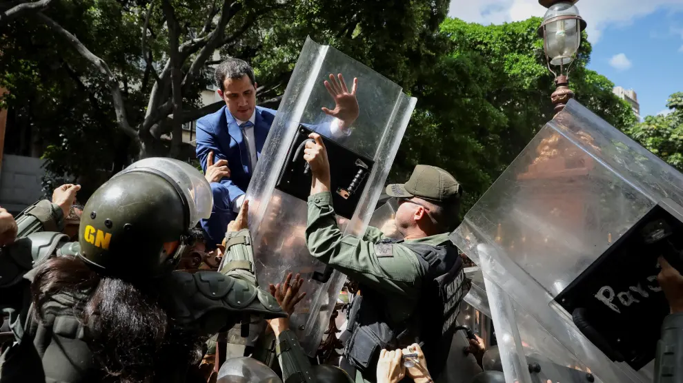 Guaidó bloqueado en las calles de Caracas