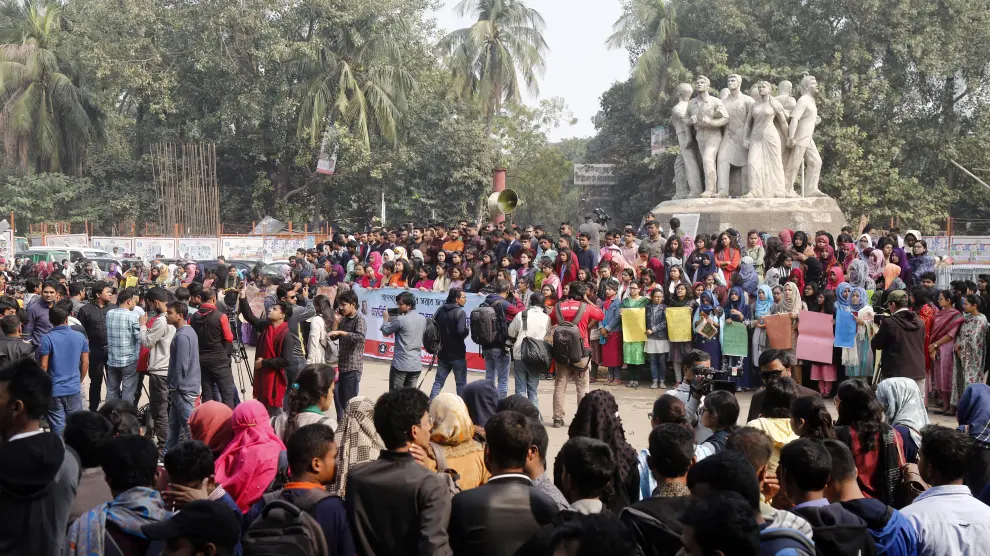 Los estudiantes universitarios de Bangladesh han protestado por la presunta violación de una compañera.