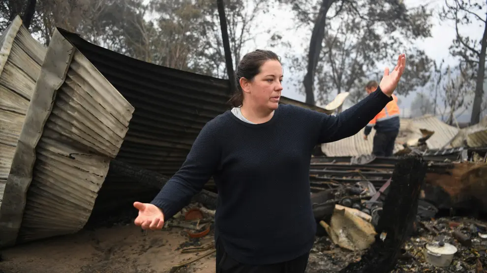 Una vecina de Cobargo, un pueblo de Nueva Gales del Sur en Australia, ante su casa completamente arrasada por el fuego.