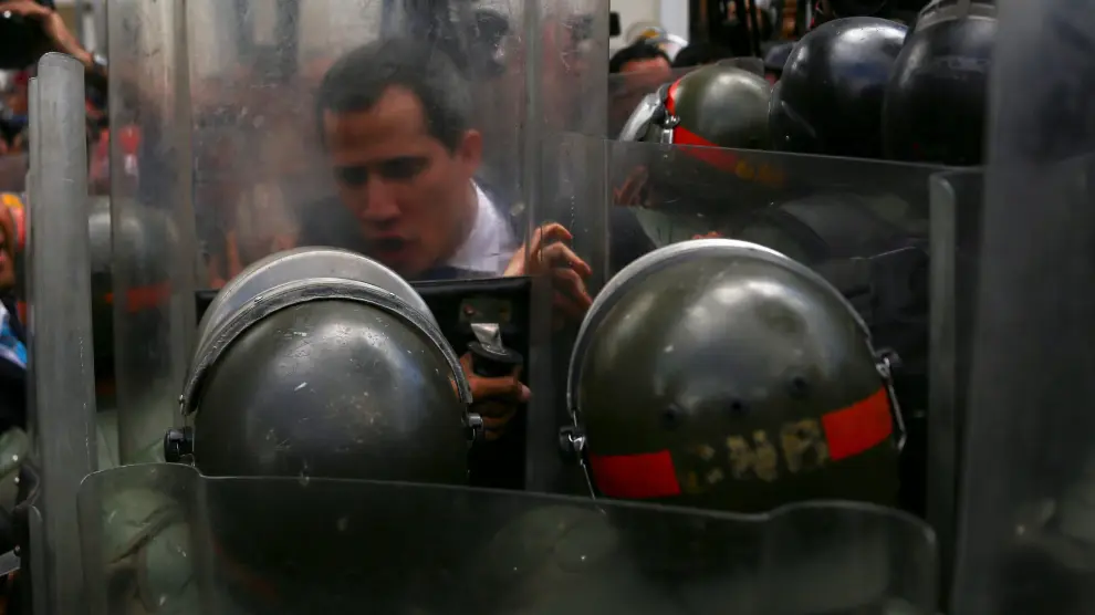 Miembros de la Guardia Nacional Bolivariana impiden el acceso a Juan Guaidó al Palacio Legislativo