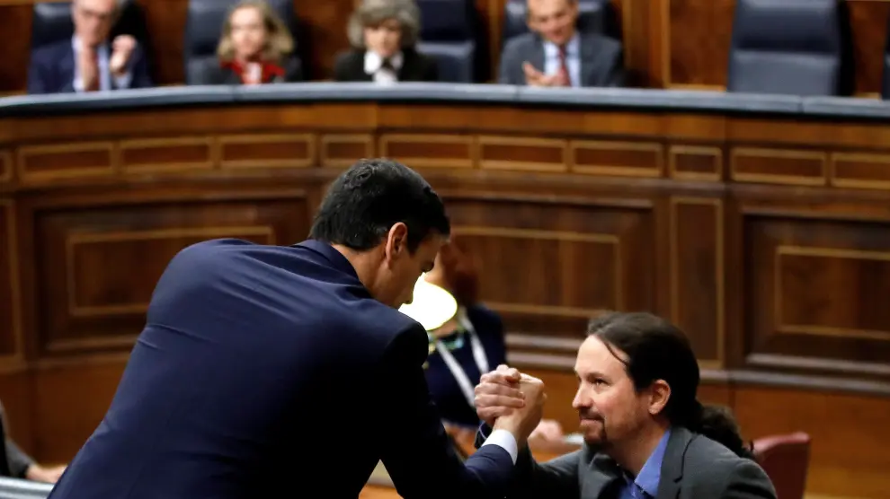 Sánchez e Iglesias se estrechan la mano en un momento de la tercera jornada de investidura en el Congreso de los Diputados.