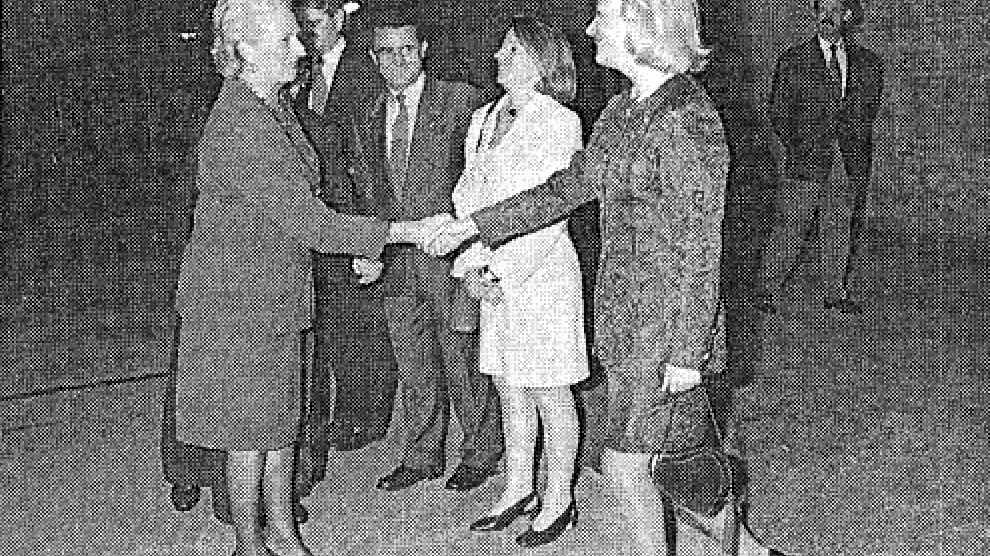 Pilar de Borbón saluda a Luisa Fernanda Rudi en su visita a Zaragoza en octubre de 1995