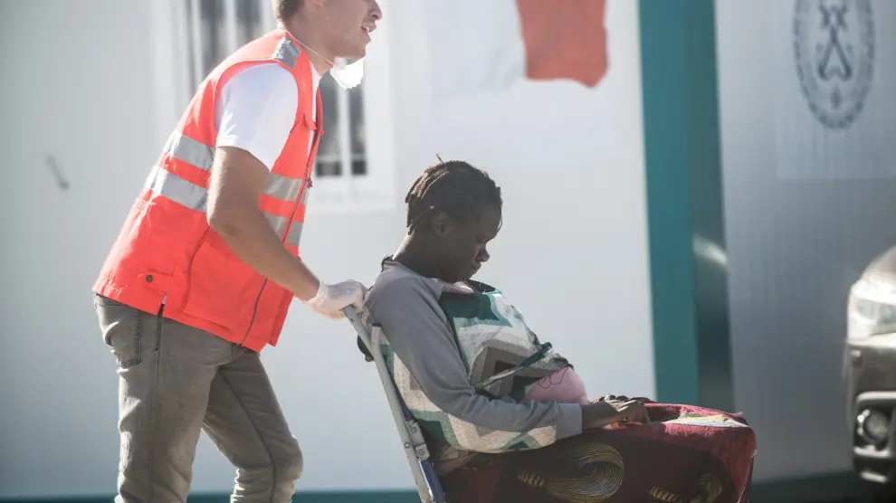 Una de las mujeres de origen subsahariano rescatadas este miércoles en Lanzarote