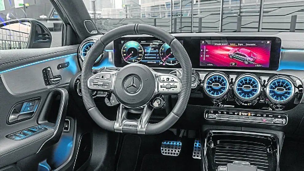 Mercedes-AMG A 35 4MATIC Limousine, denimblau;Kraftstoffverbrauch kombiniert 7,3-7,2 l/100 km; CO2-Emissionen kombiniert 167-164 g/km*Mercedes-AMG A 35 4MATIC Saloon, denim blue;Combined fuel consumption 7.3-7.2 l/100 km; combined CO2 emissions 167-164 g/km* 19C0171_070