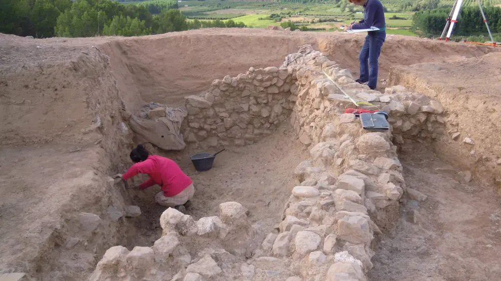 Imagen de una de las campañas de excavación en La Mora Encantada, donde se han hallado carbones y restos cerámicos.