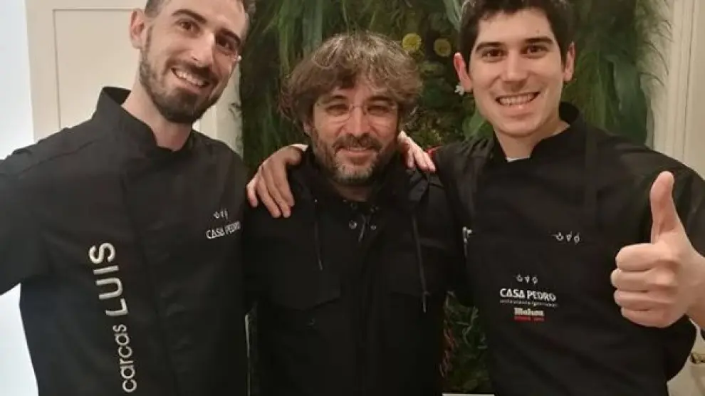 Jordi Évole con Luis (izquierda) y Javier Carcas, cocineros de Casa Pedro.