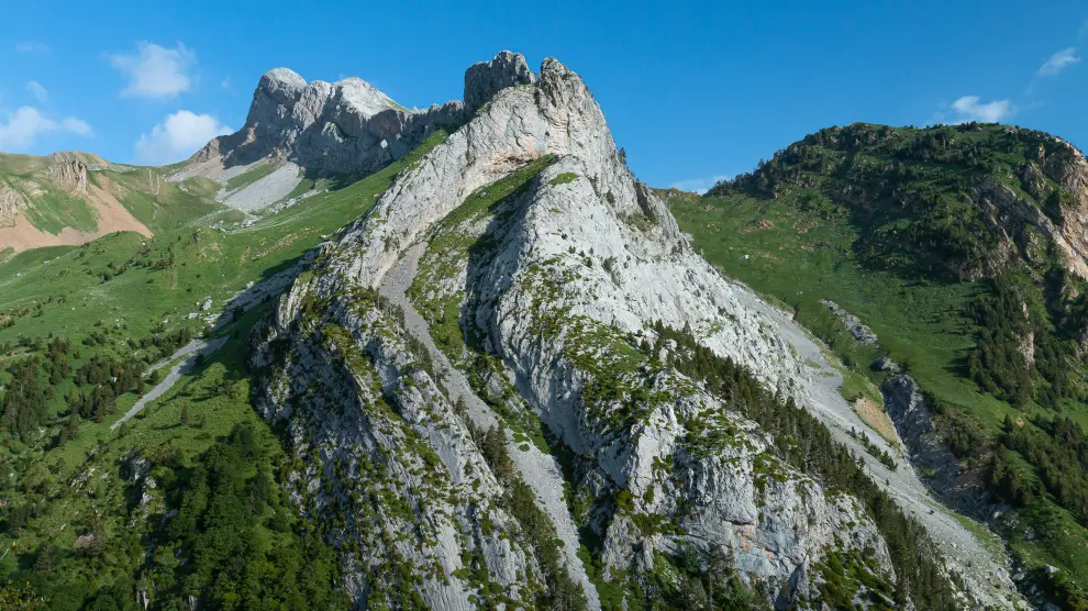 La tensión de un arco de roca. Pliegue en las calizas del pico de Fenez, en pleno Geoparque Sobrarbe-Pirineos