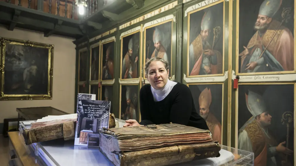 Ester Casorrán, con su libro recién publicado y documentos antiguos, en el Archivo Capitular del Pilar