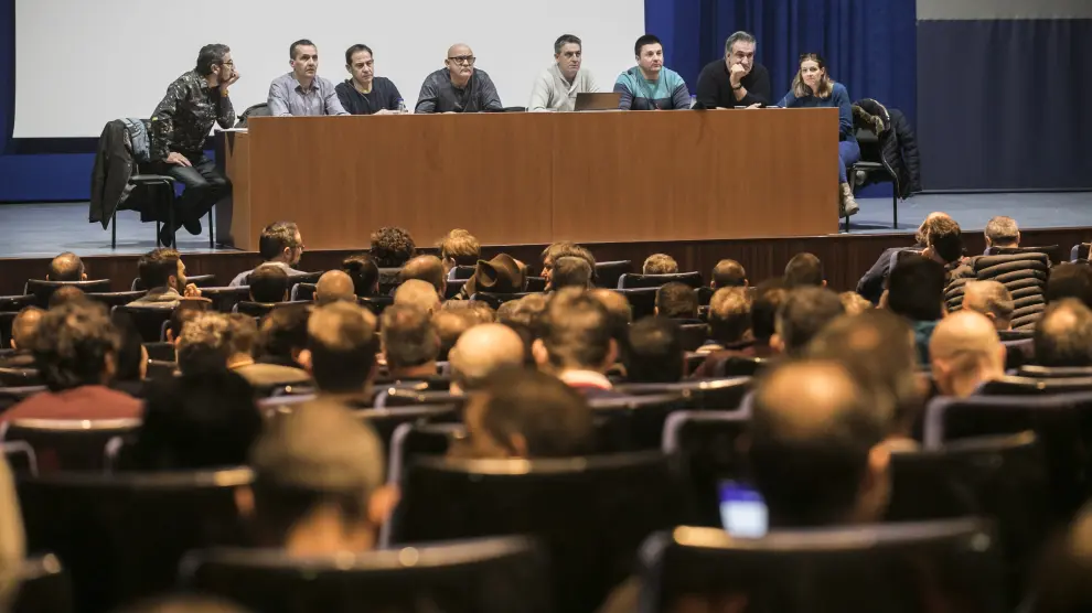 Asamblea de trabajadores convocada en Zaragoza por las secciones sindicales de CGT, OSTA y Stopel en la factoria de PSA en Figuerelas