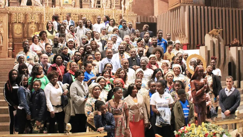 Peregrinación de familias de Guinea Ecuatorial con el arzobispo de Malabo.