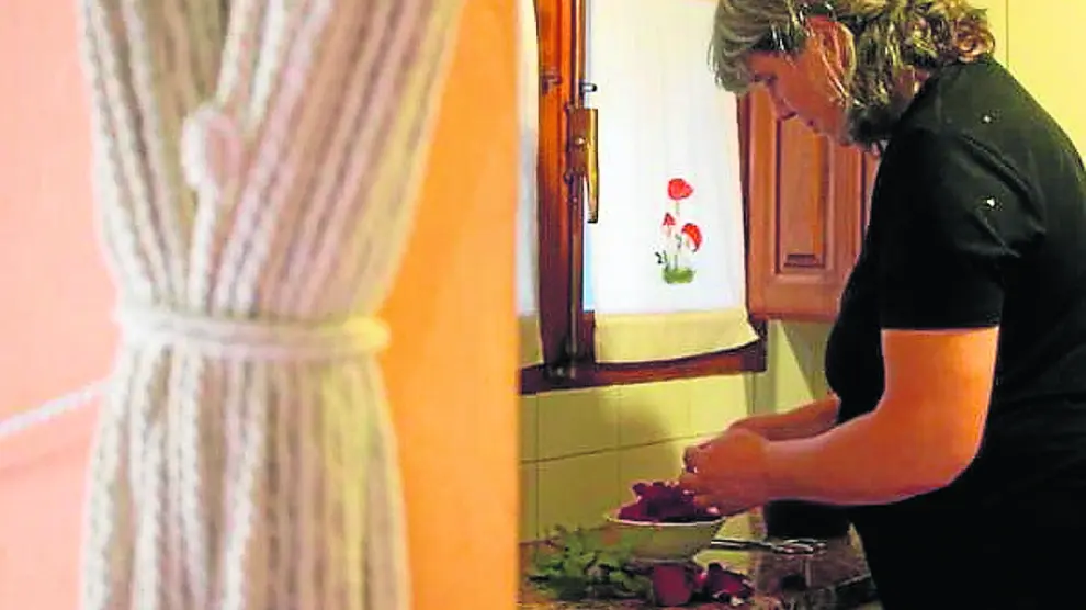Carmen Olague, en su casa, preparando sus mermeladas de rosas.