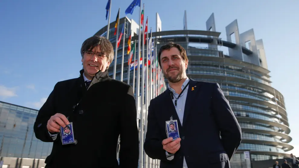 Former members of the Catalan government Carles Puigdemont and Toni Comin show their badges as they arrive to attend their first plenary session as members of the European Parliament in Strasbourg, France, January 13, 2020. REUTERS/Vincent Kessler [[[REUTERS VOCENTO]]] SPAIN-POLITICS/CATALONIA-EU