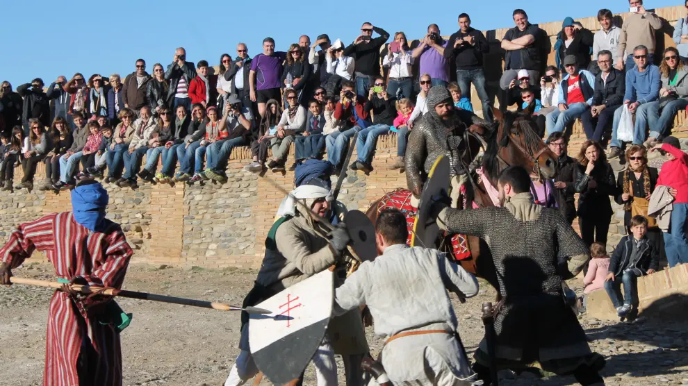 Numerosos espectadores durante una de las recreaciones históricas en el castillo de Monzón