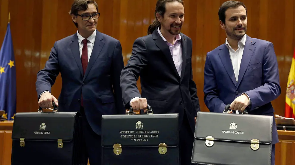 Pablo Iglesias (en el centro) con su cartera de vicepresidente