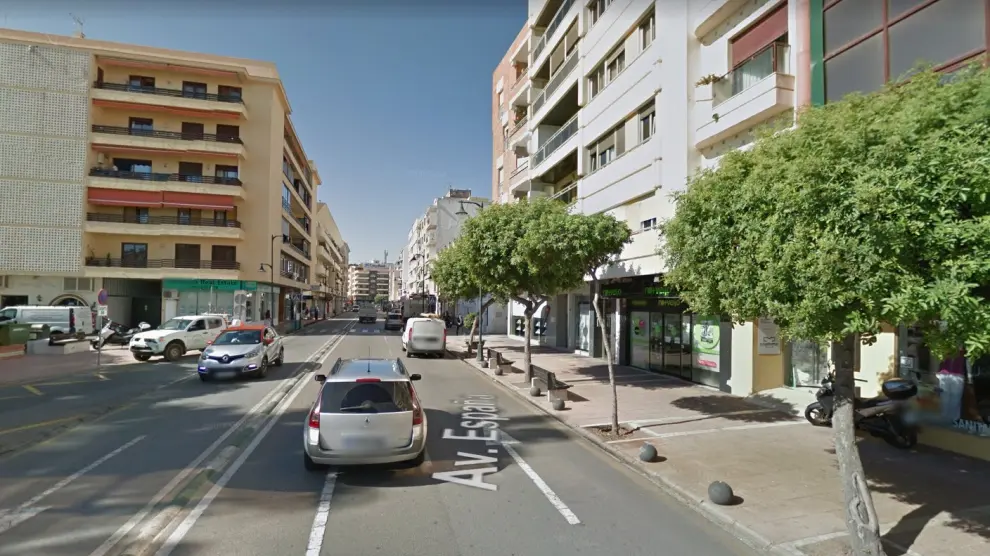 Una llamada recibida sobre las 22.00 alertó a los servicios de emergencias de que una moto de reparto había chocado contra un banco a la altura del número 74 de la Avenida de España.
