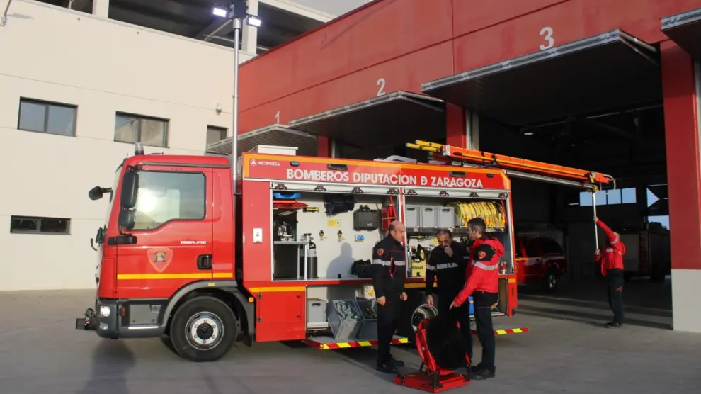 Los bomberos de la Diputación de Zaragoza con el nuevo camión con el que cuenta el parque de Tarazona