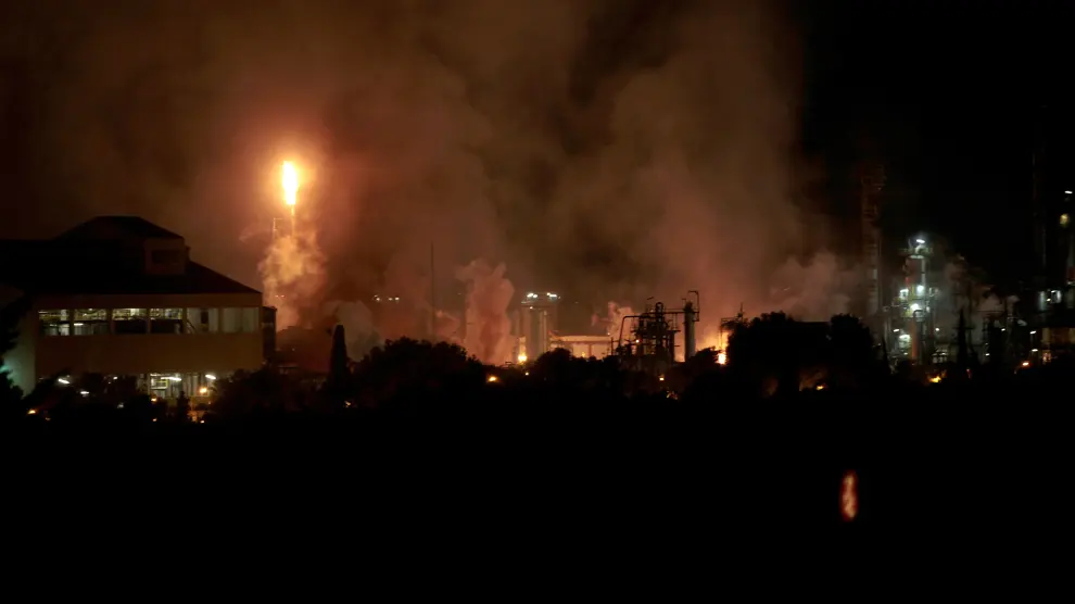 Una fuerte explosión en una industria del polígono sur de Tarragona, en el término municipal de La Canonja, ha originado un incendio de grandes dimensiones en plena zona petroquímica