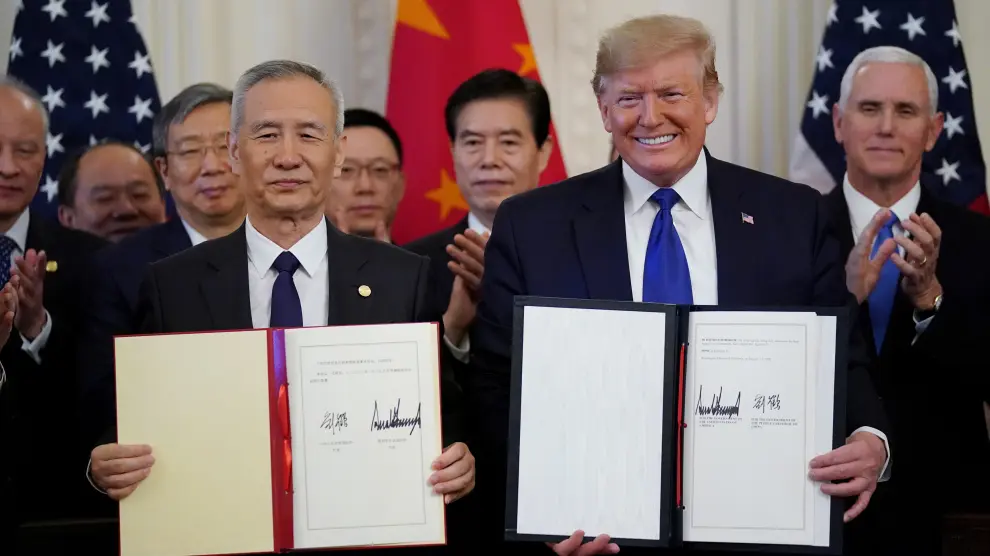 U.S. President Donald Trump stands Chinese Vice Premier Liu He after signing "phase one" of the U.S.-China trade agreement in the East Room of the White House in Washington, U.S., January 15, 2020. REUTERS/Kevin Lamarque? [[[REUTERS VOCENTO]]] USA-TRADE/CHINA