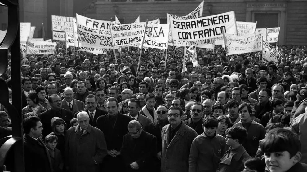 Manifestación de adhesión a Franco en 1970 en la plaza del Seminario.