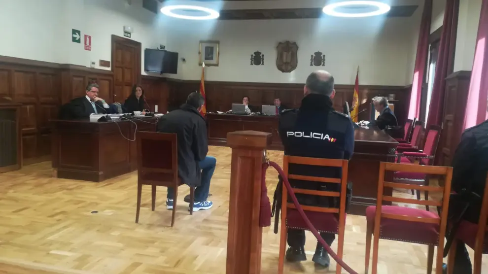 Imagen del juicio celebrado en la Audiencia Provincial con el acusado sentado de espaldas.