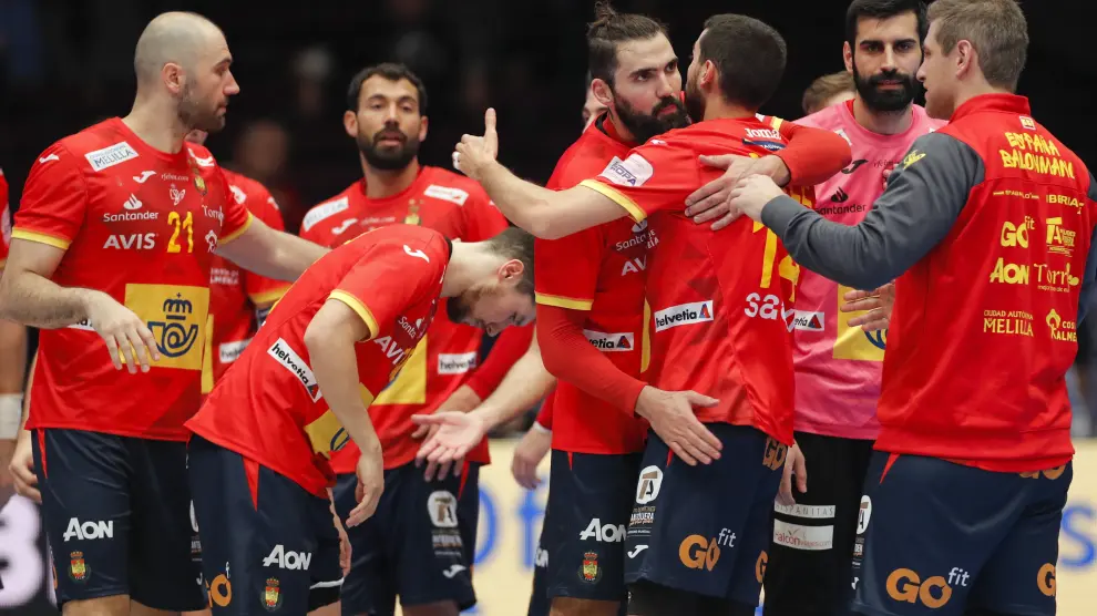 Los jugadores de la selección española de balonmano celebran la victoria ante la República Checa