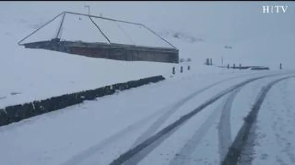La nieve ha vuelto al Pirineo este viernes y esta es la imagen que deja en el puerto del Portalet.