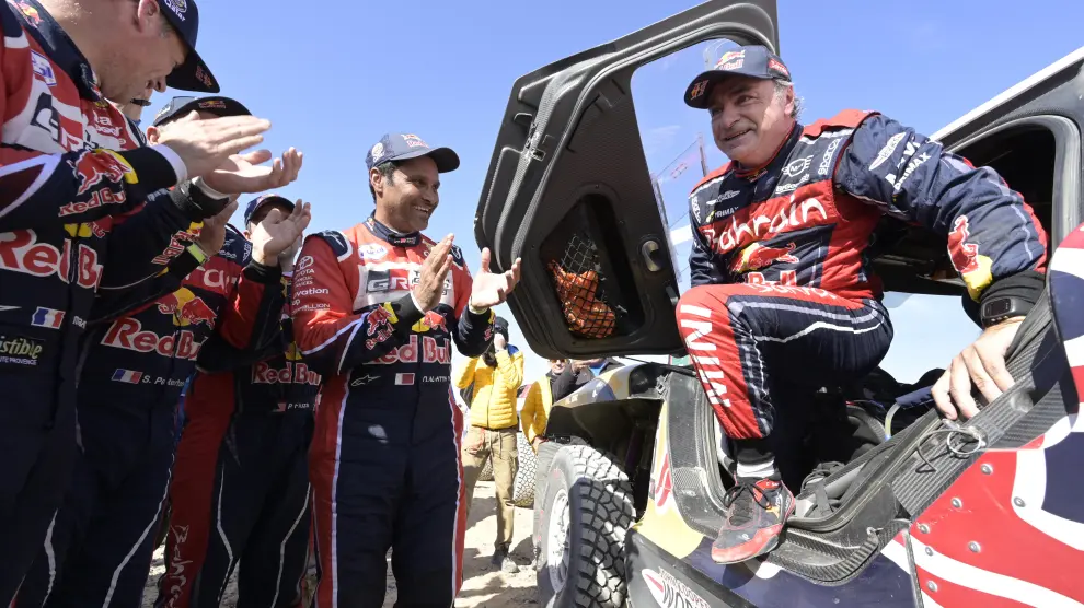 Carlos Sainz desciende de su Mini tras proclamarse ganador del Dakar 2020.