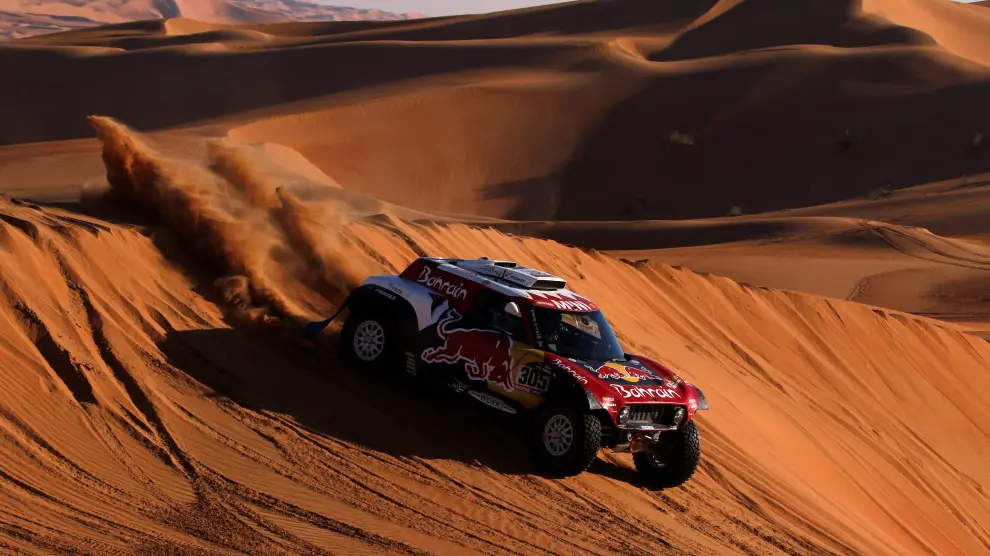 Rallying - Dakar Rally - Stage 11 - Shubaytah to Haradh - Saudi Arabia - January 16, 2020  Bahrain JCW X-Raid Team's Carlos Sainz and Lucas Cruz during stage 11  REUTERS/Hamad I Mohammed [[[REUTERS VOCENTO]]] MOTOR-RALLY-DAKAR/