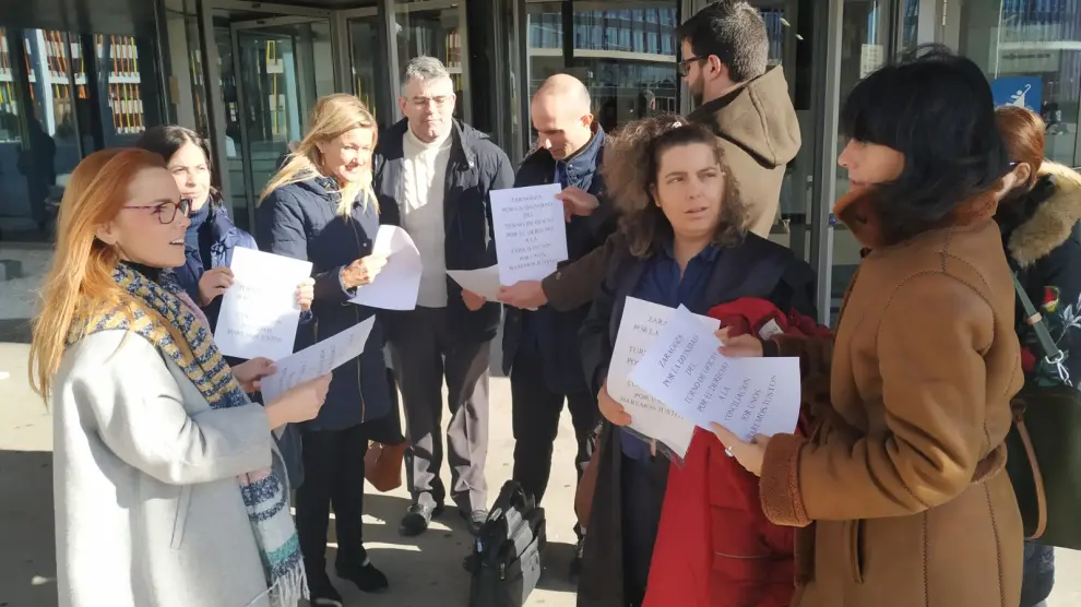 Los abogados del turno de oficio se concentraron ante las puertas de la Ciudad de la Justicia de Zaragoza.