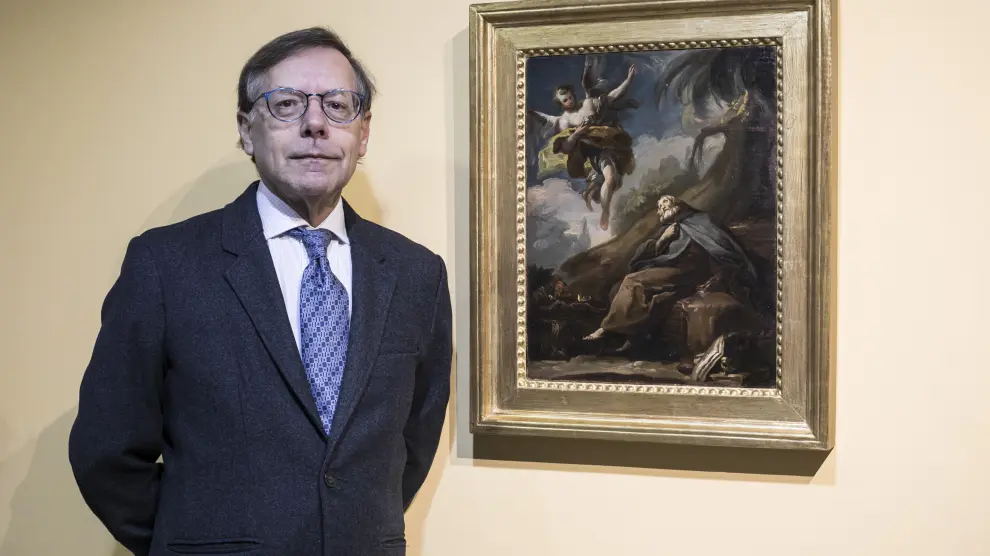 El historiador del arte Arturo Ansón, junto al cuadro que ha identificado como obra de Goya.
