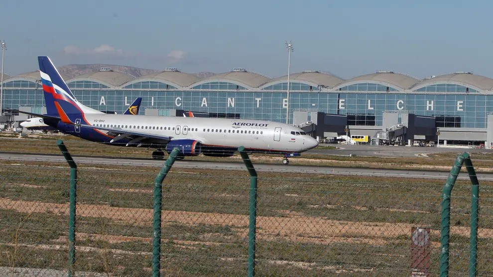 Un avión de la compañía rusa Aeroflot aterriza en el aeropuerto de Alicante-Elche el pasado jueves.