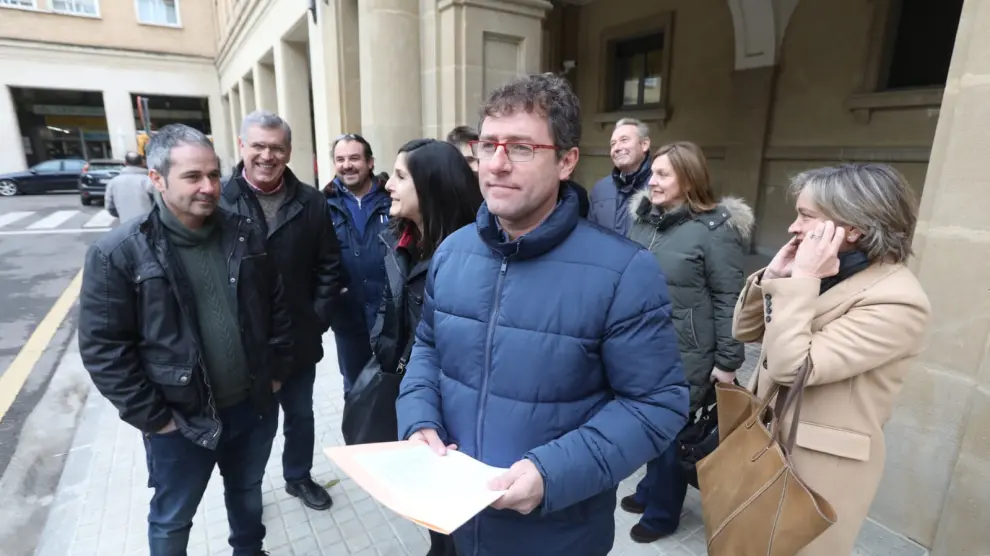 Marco Ibarz, con el manifiesto, junto al resto de representantes municipales, en las puertas de la subdelegación del Gobierno en Huesca.
