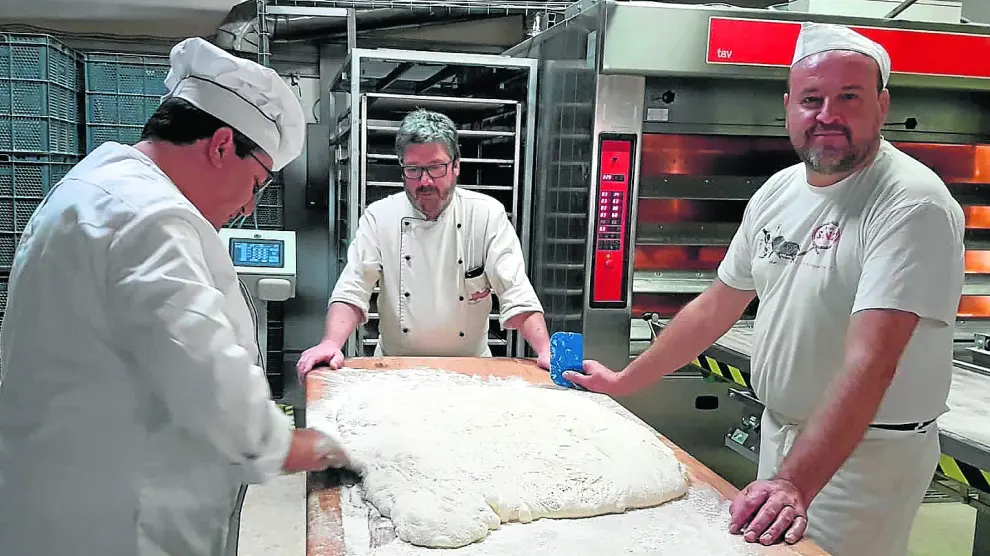 En la imagen, varios miembros de la Asociación de Panaderos de Teruel realizando pruebas en el obrador.