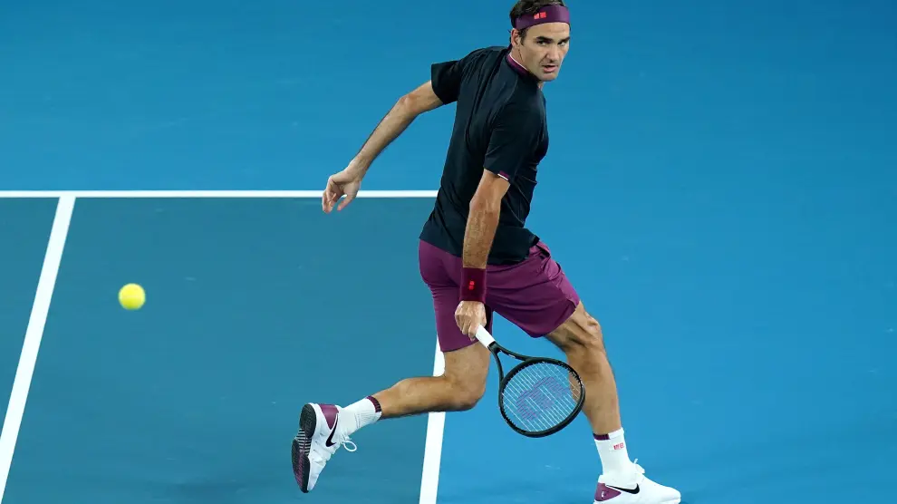 Roger Federer devuelve una pelota en su estreno en el Open de Australia