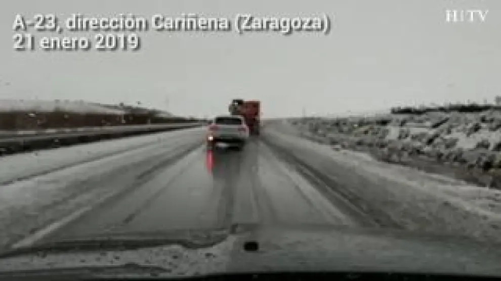 En la comarca de Cariñena sigue nevando copiosamente. La circulación es muy limitada, sólo detrás de quitanieves.