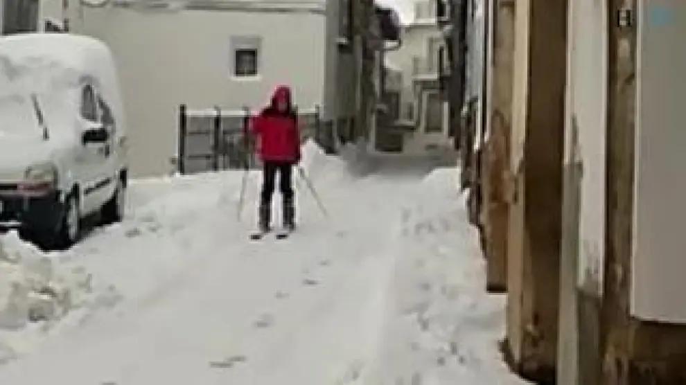 El temporal 'Gloria' no solo ha traído este martes problemas en las carreteras. Hay quien no ha dudado en ponerse los esquís, como ha ocurrido en Alcalá de la Selva, y disfrutar de la nieve en lo que habitualmente son calles del pueblo.