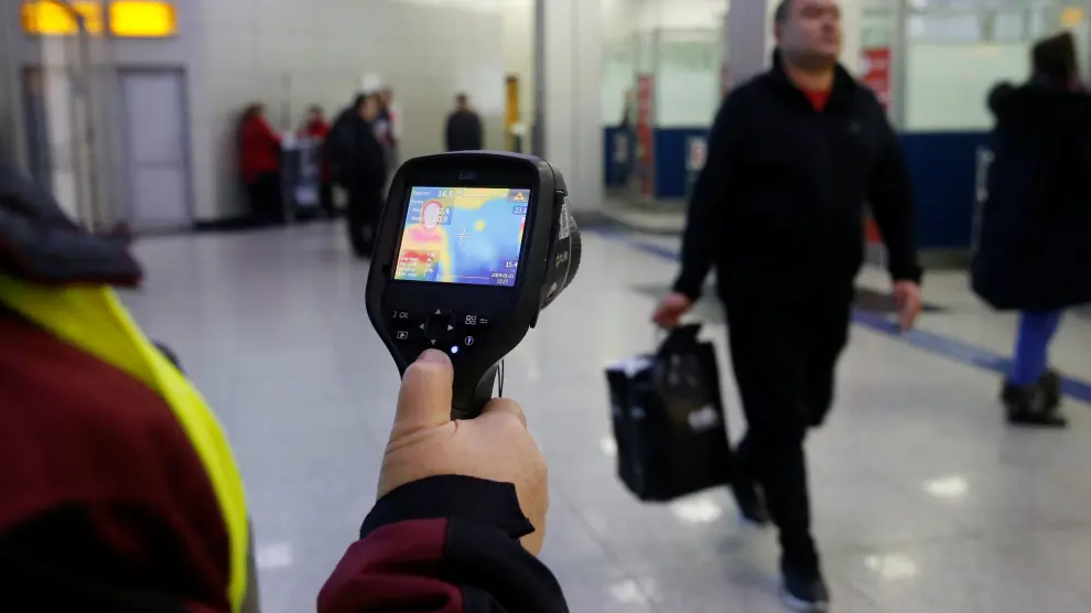 Kazakh sanitary-epidemiological service worker uses a thermal scanner to detect travellers from China who may have symptoms possibly connected with the previously unknown coronavirus, at Almaty International Airport, Kazakhstan January 21, 2020. REUTERS/Pavel Mikheyev [[[REUTERS VOCENTO]]] CHINA-HEALTH/PNEUMONIA-KAZAKHSTAN