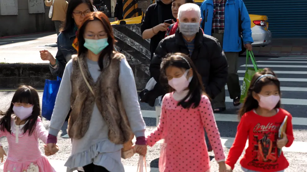 Familias enteras llevan mascarilla en Taipei (Taiwán)