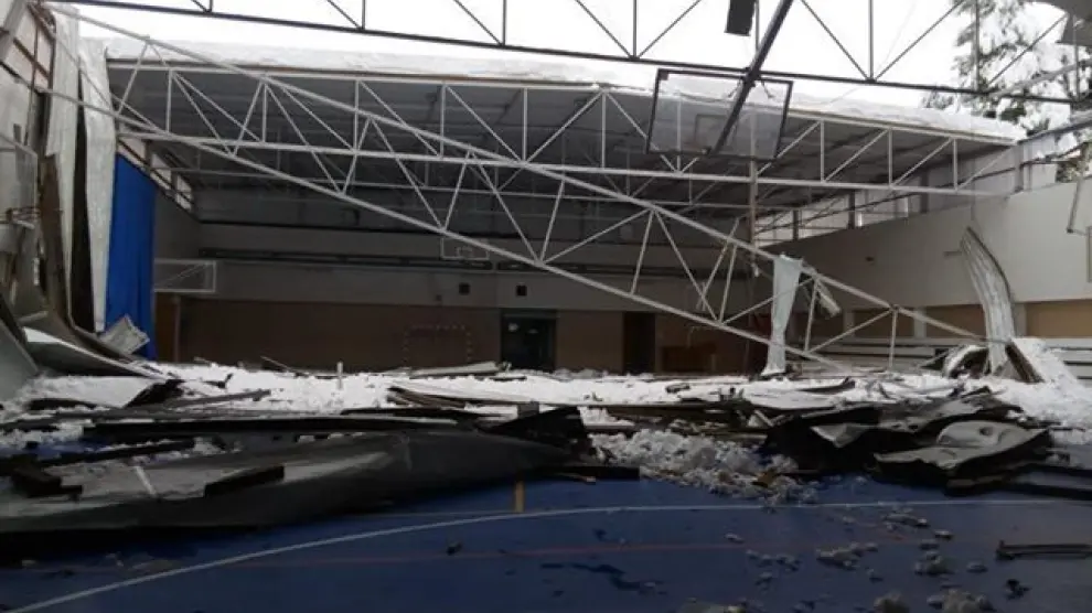 La acumulación de nieve ha provocado el hundimiento de la cubierta del pabellón deportivo en Valderrobres.