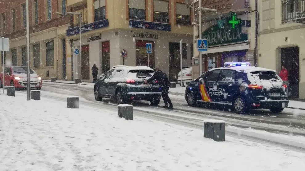 La Policía ayuda a un automovilista en Teruel.