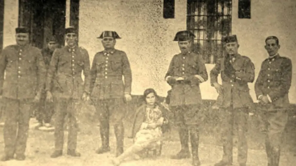 Los seis guardias destinados en el cuartel de Valderrobres en diciembre de 1933 con la niña Adela Espallargas, que resultó herida por un disparo de los revolucionarios.