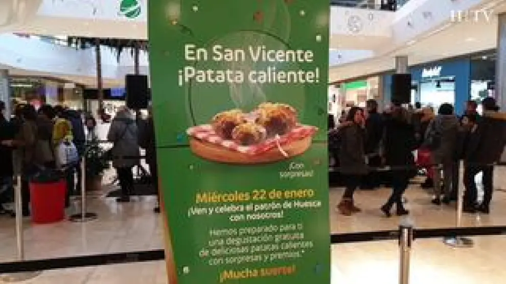 Este miércoles se celebra San Vicente, patrón de los oscense. Como ya es tradicional, el centro comercial Intu Puerto Venecia ha repartido patatas asadas para todos sus visitantes.
