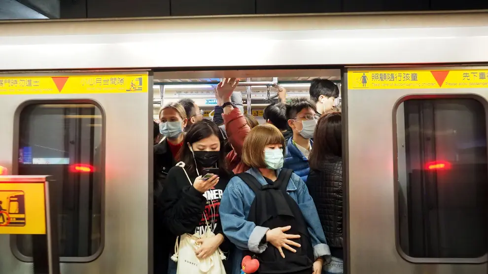 Pasajeros en el metro de Taipei (Taiwán) este miércoles con mascarillas por el virus