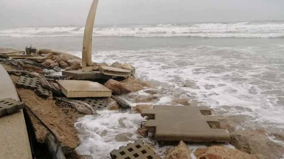Destrozos en la playa de La Pineda.