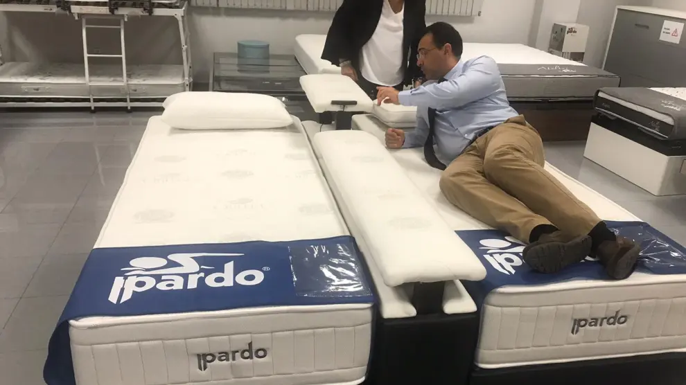 Una imagen de la presentación de la cama en la Feria del Mueble de Zaragoza.