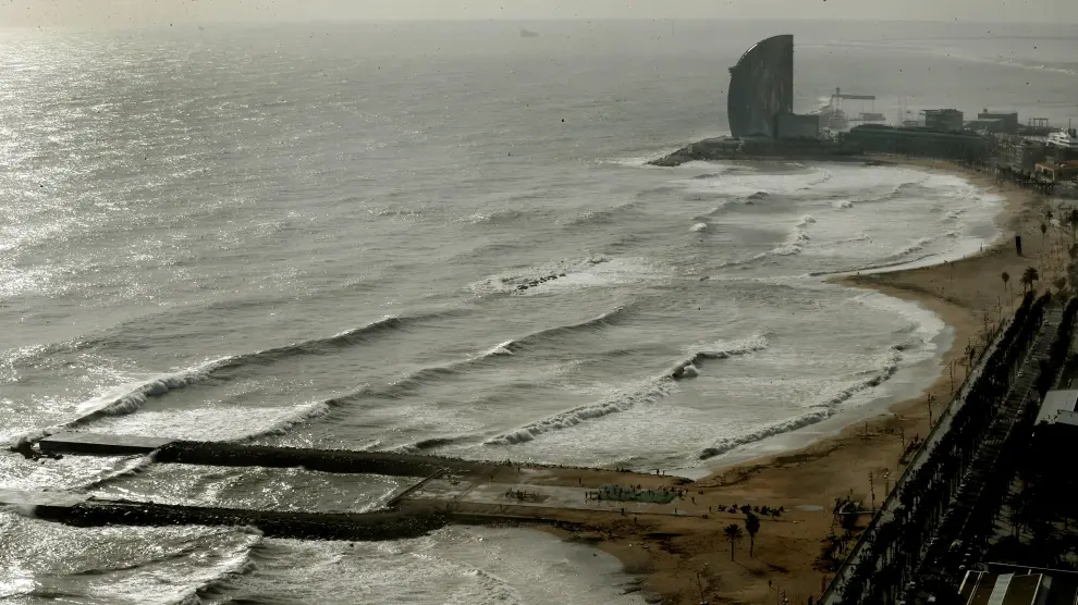 Playa de la Barceloneta, afectada por el temporal