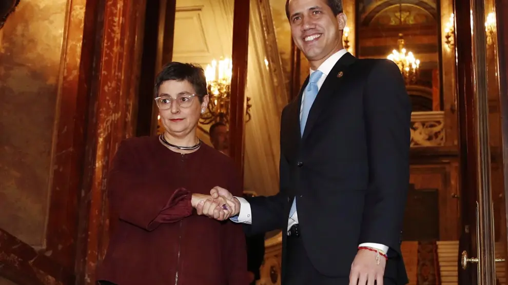 Arancha González Laya, ministra de Asuntos Exteriores, junto a Juan Guaidó.