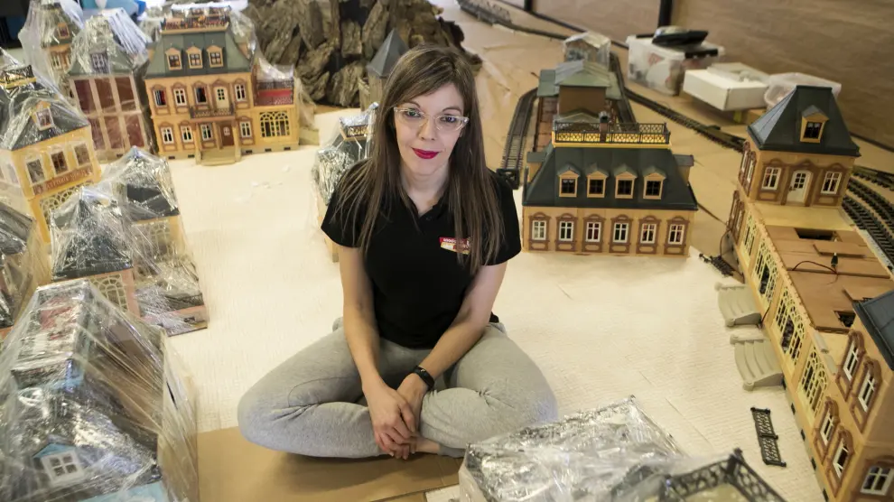 Cristina Aragón rodeada de sus casas victorianas de Playmobil durante el montaje de la Exposición en Etopia.